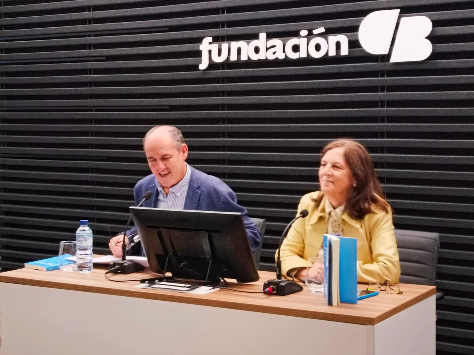 Juan José Montes y Clara Sanz en la preentación del libro de la historia de la Asociación de la Prensa.